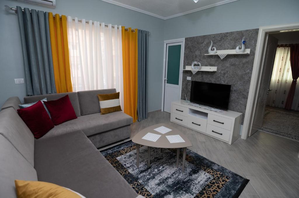 TV a/nebo společenská místnost v ubytování Elton's Home