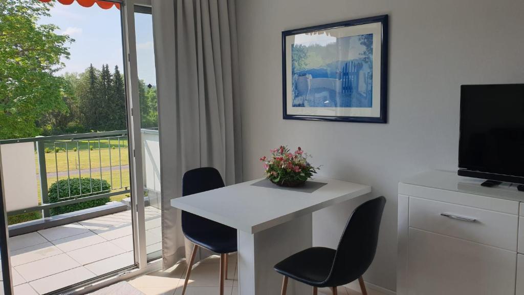 TV a/nebo společenská místnost v ubytování Ferienwohnung Charlie mit Seeblick