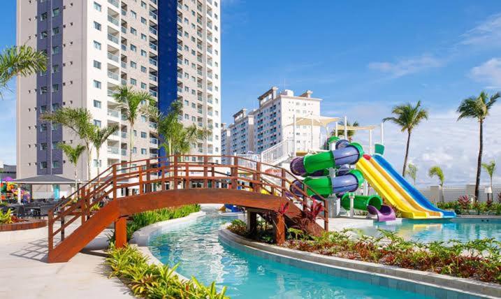 een waterpark met een glijbaan en een brug bij Salinas Premium Resort Varanda in Salinópolis