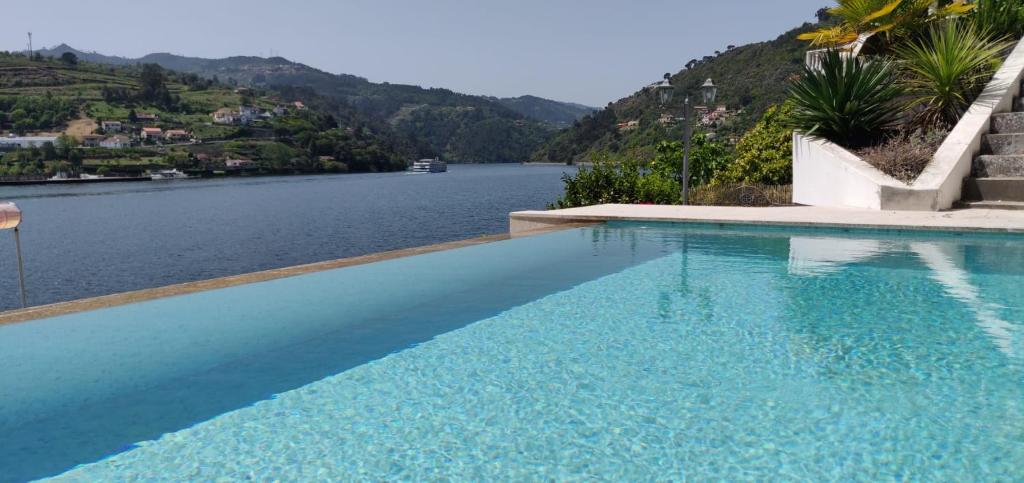 Santa Cruz do DouroにあるCasa Mateus - Aregos Douro Valleyの湖の景色を望むスイミングプール