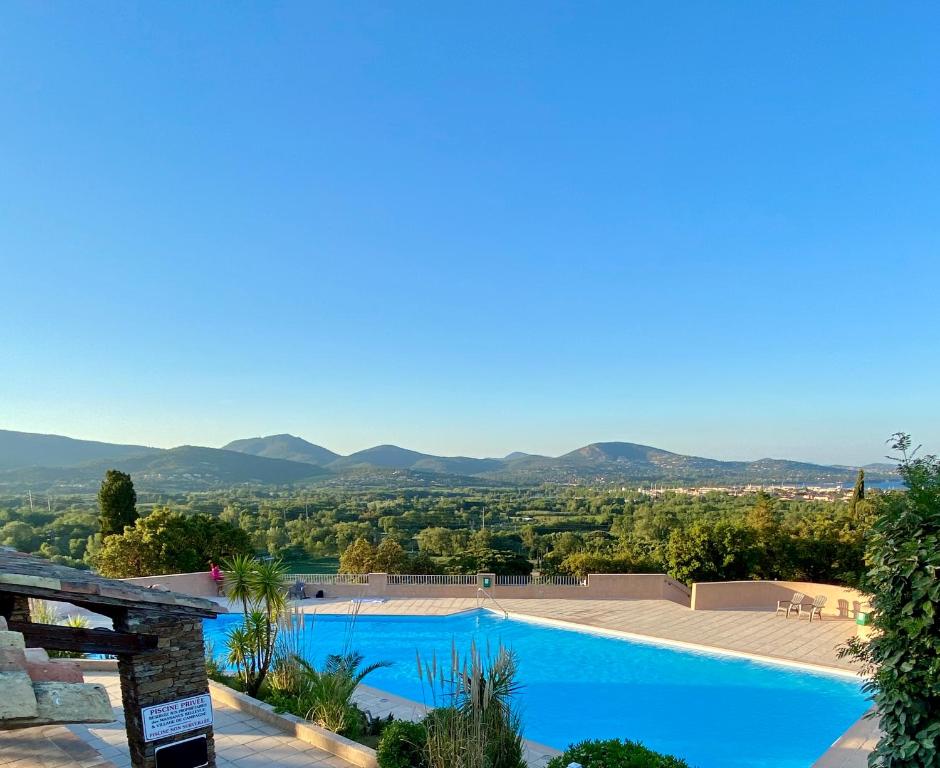 Elle offre une vue sur la piscine et les montagnes en arrière-plan. dans l'établissement Jolie maison Golfe de Saint-Tropez, à Cogolin