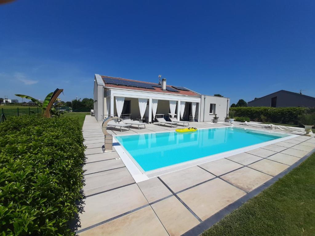 Photo inspiration: Off Grid Luxury Villas With Private Hot Tub Reference: Villa Private Pool Luxury G P Hot Tub Granarolo DellʼEmilia