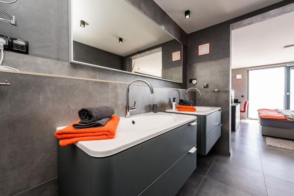 Kúpeľňa v ubytovaní Penthouse Jimmys Beach Privlaka, Wahnsinns Blick und beheiztem Pool