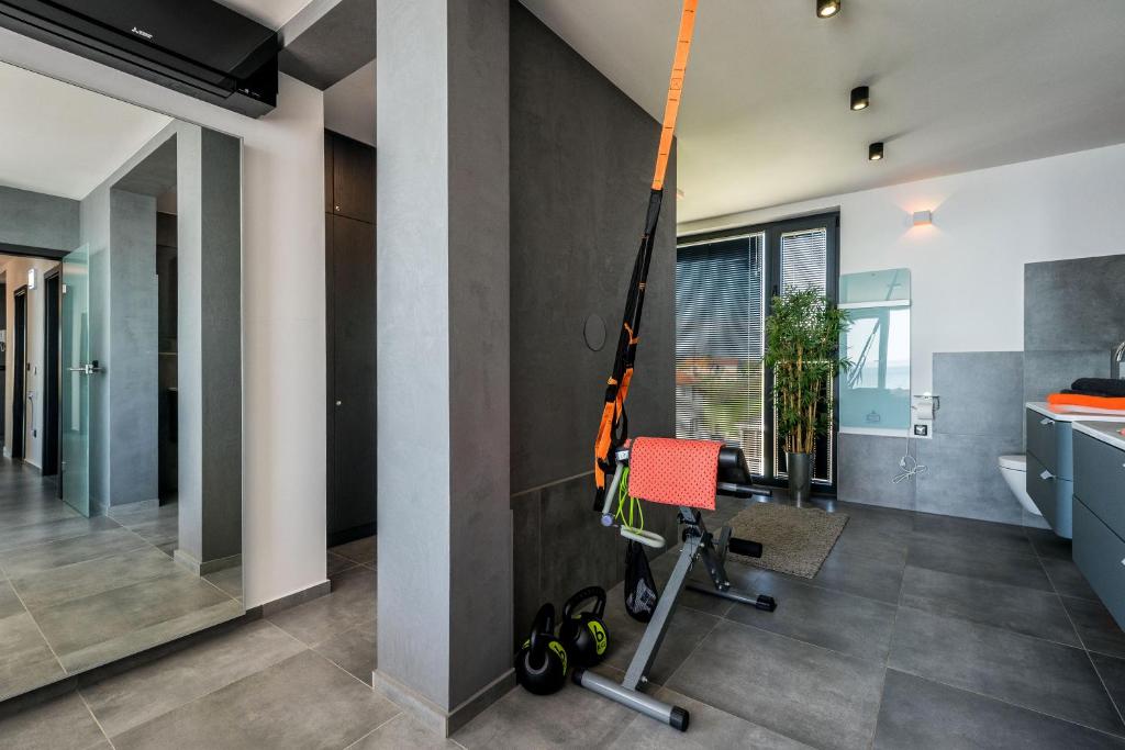 Posilňovňa alebo fitness centrum v ubytovaní Penthouse Jimmys Beach Privlaka, Wahnsinns Blick und beheiztem Pool