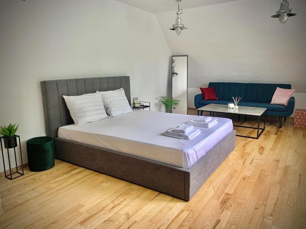 - une chambre avec un grand lit et un canapé dans l'établissement Minimalist Apartment, à Sofia