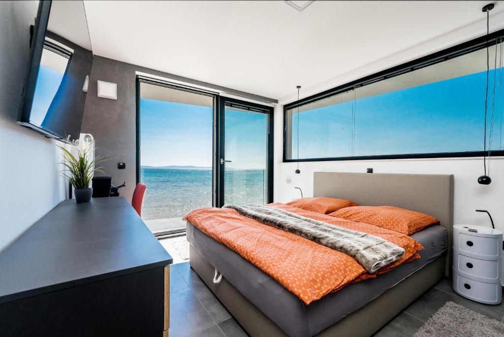 Posteľ alebo postele v izbe v ubytovaní Penthouse Jimmys Beach Privlaka, Wahnsinns Blick und beheiztem Pool
