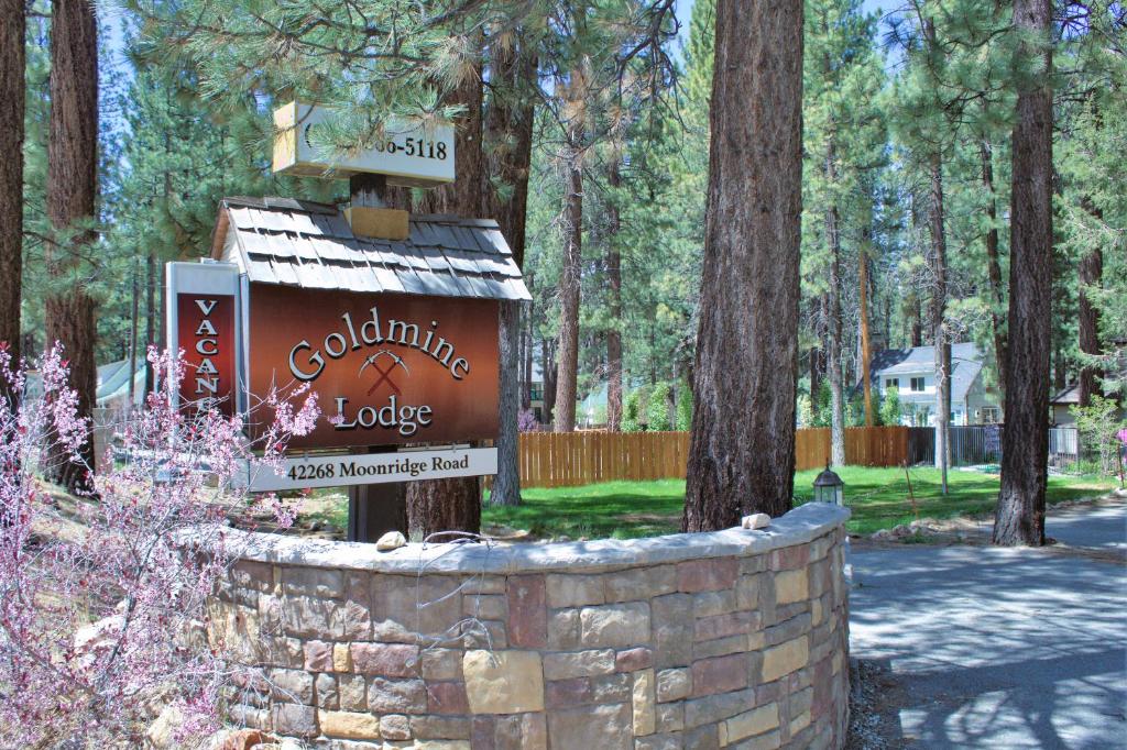 a sign for the golfing lodge in a park at Goldmine Lodge in Big Bear Lake