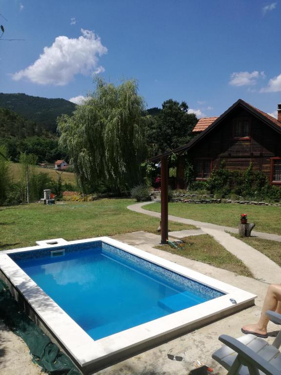 Bazén v ubytování Brvnara Aleksic nebo v jeho okolí