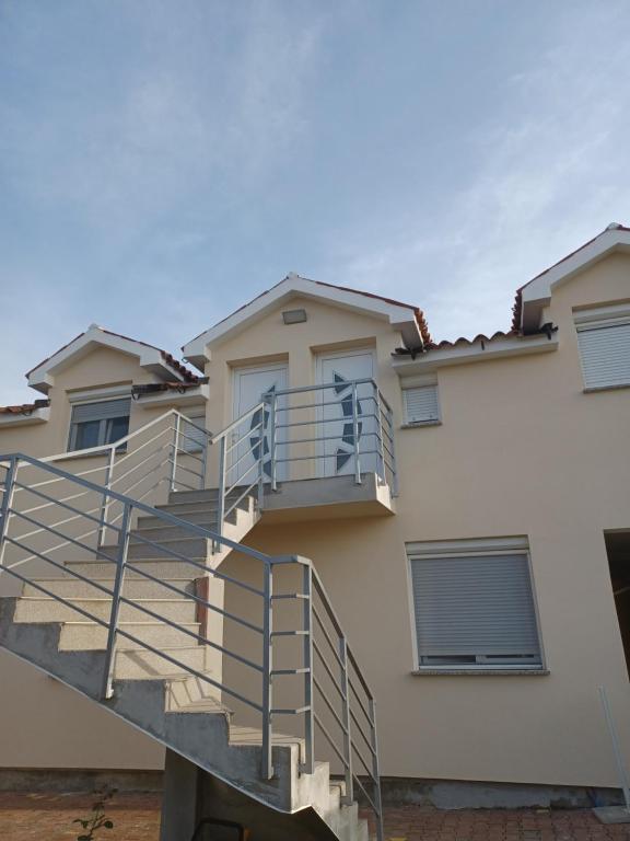 schody prowadzące do domu w obiekcie Apartmani Dream w Puli