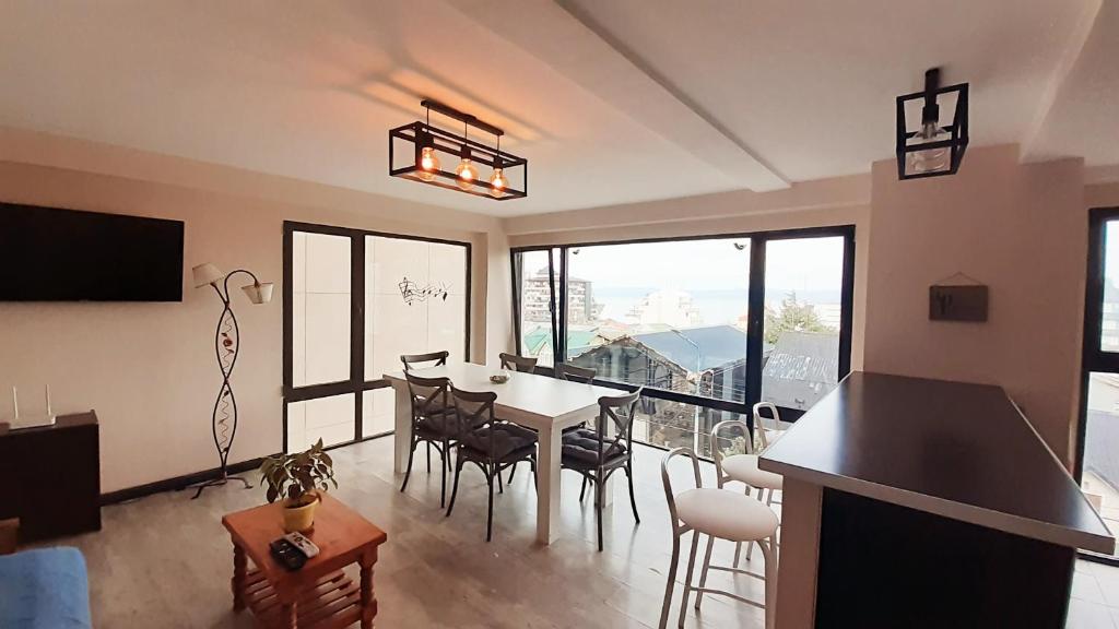 sala de estar con mesa de comedor y sillas en Céntrico, Cómodo y Cálido, Dto con Hermosa Vista en Ushuaia