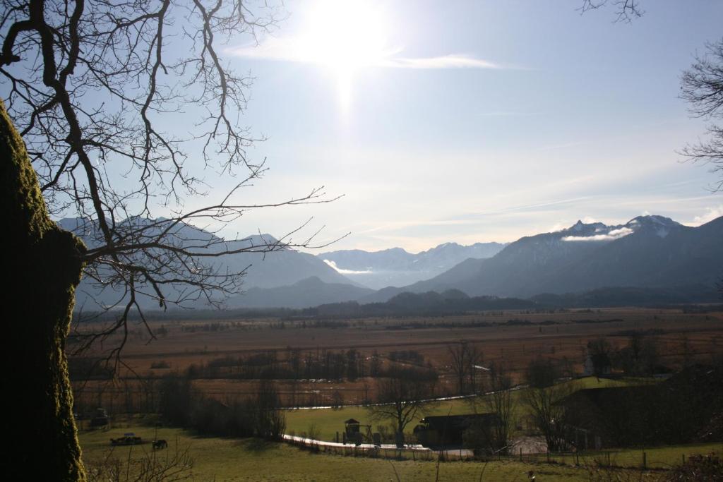 vistas a un valle con montañas en el fondo en Ferienwohnung Mazur, en Murnau am Staffelsee