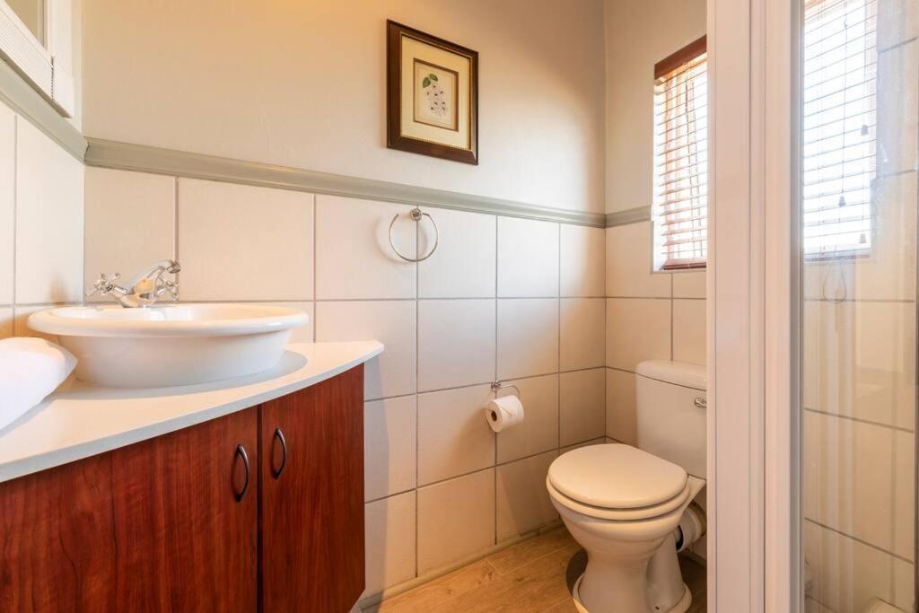 Sedgefield - Quick WALK to Beach. REDUCED Winter Rates - Sleeps 6 Guests - Image 6