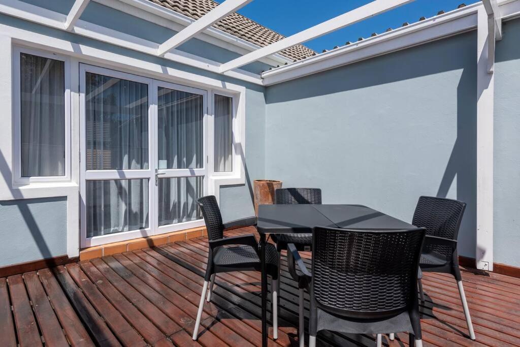 Sedgefield - Quick WALK to Beach. REDUCED Winter Rates - Sleeps 6 Guests - Image 11