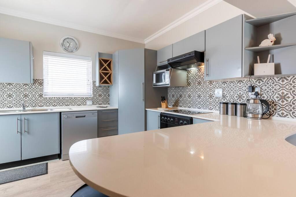 Sedgefield - Quick WALK to Beach. REDUCED Winter Rates - Sleeps 6 Guests - Image 13