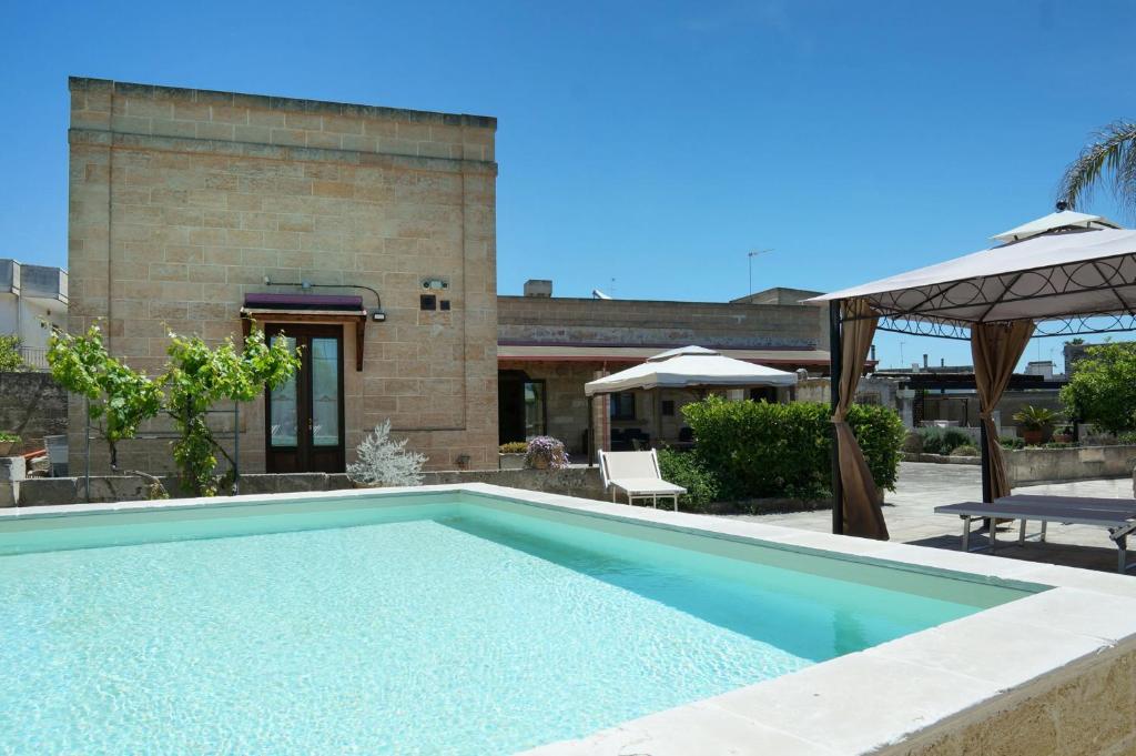 - une piscine en face d'une maison dans l'établissement Masseria Asteri B&B, à Cannole