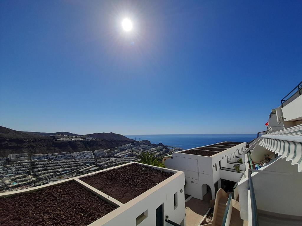 a view of the ocean from the roof of a building at Puerto Rico apartamento 1 dormitorio wifi piscina in Mogán