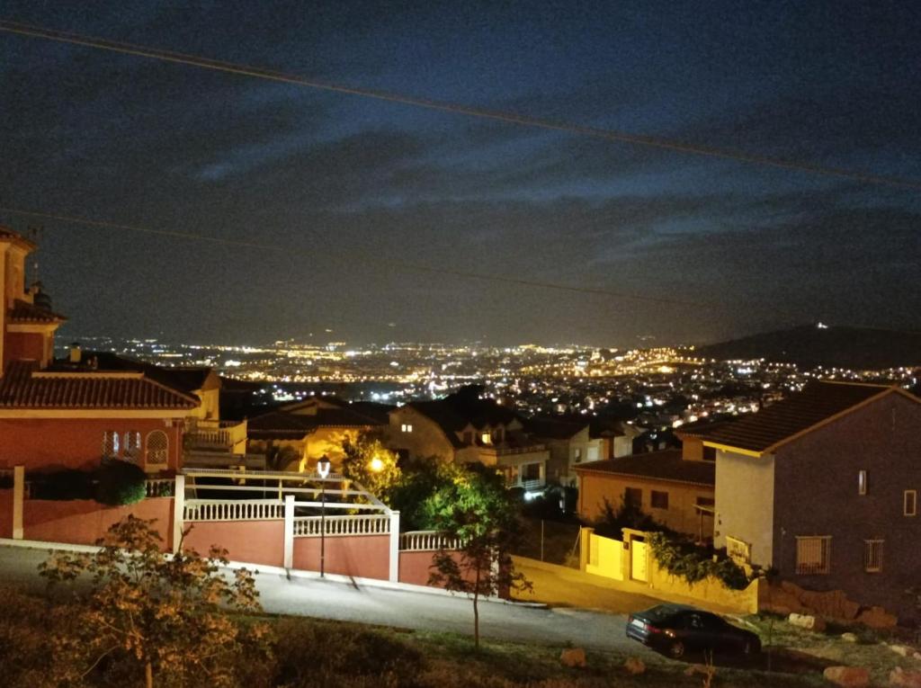 widok na miasto w nocy w obiekcie AT VISTA GRANADA w mieście Monachil