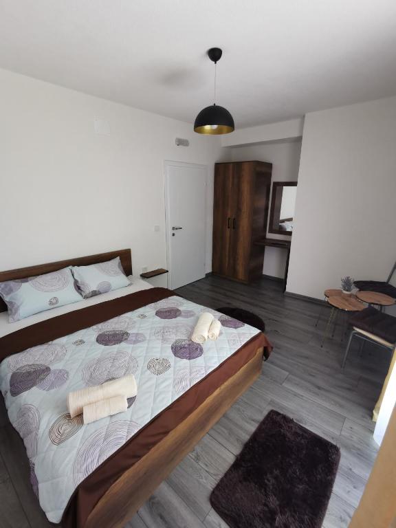 Postel nebo postele na pokoji v ubytování GOPO Guesthouse Elshani
