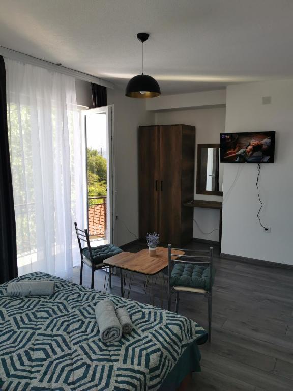 TV a/nebo společenská místnost v ubytování GOPO Guesthouse Elshani