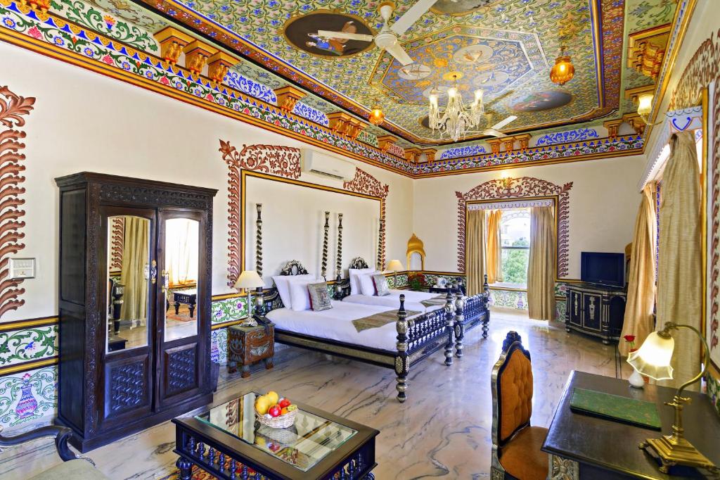 Llit o llits en una habitació de Chunda Palace