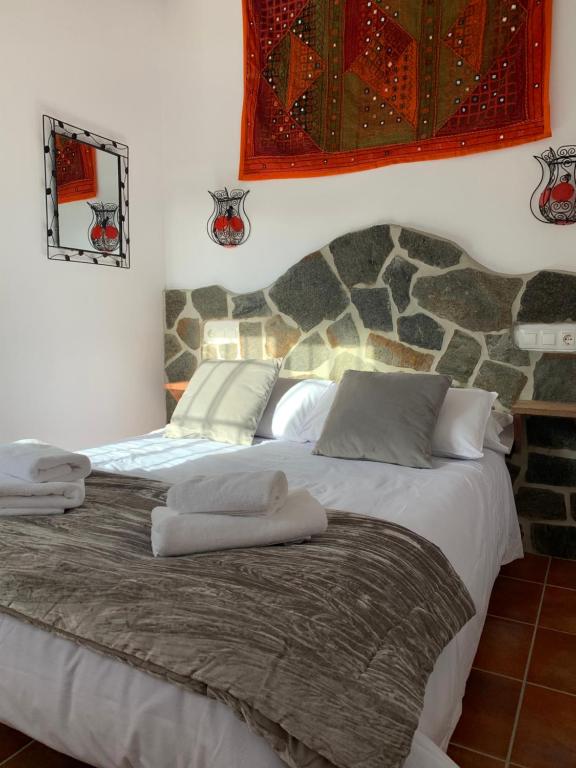 Postel nebo postele na pokoji v ubytování Mayte Dreams Caminito Del Rey