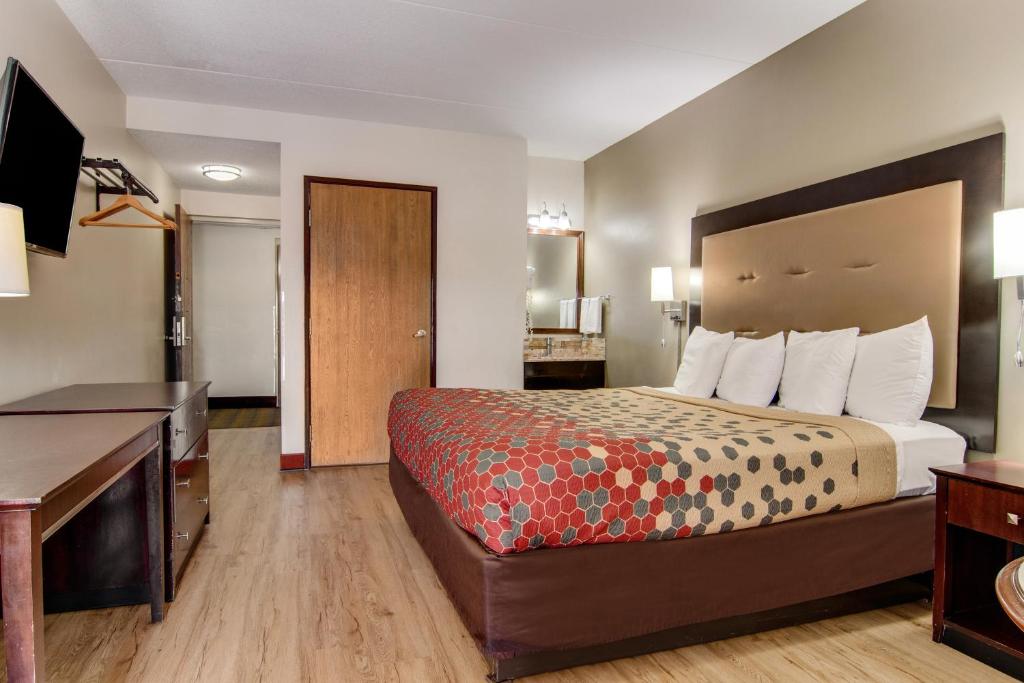 Postel nebo postele na pokoji v ubytování Econo Lodge Cadillac by Choice