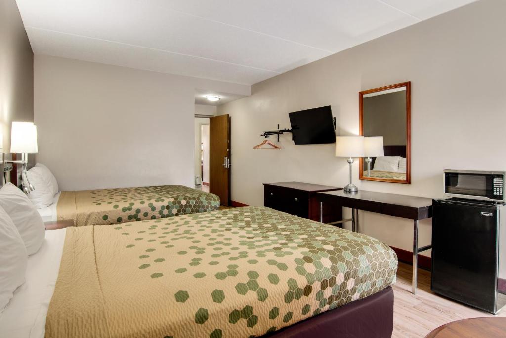 Postel nebo postele na pokoji v ubytování Econo Lodge Cadillac by Choice