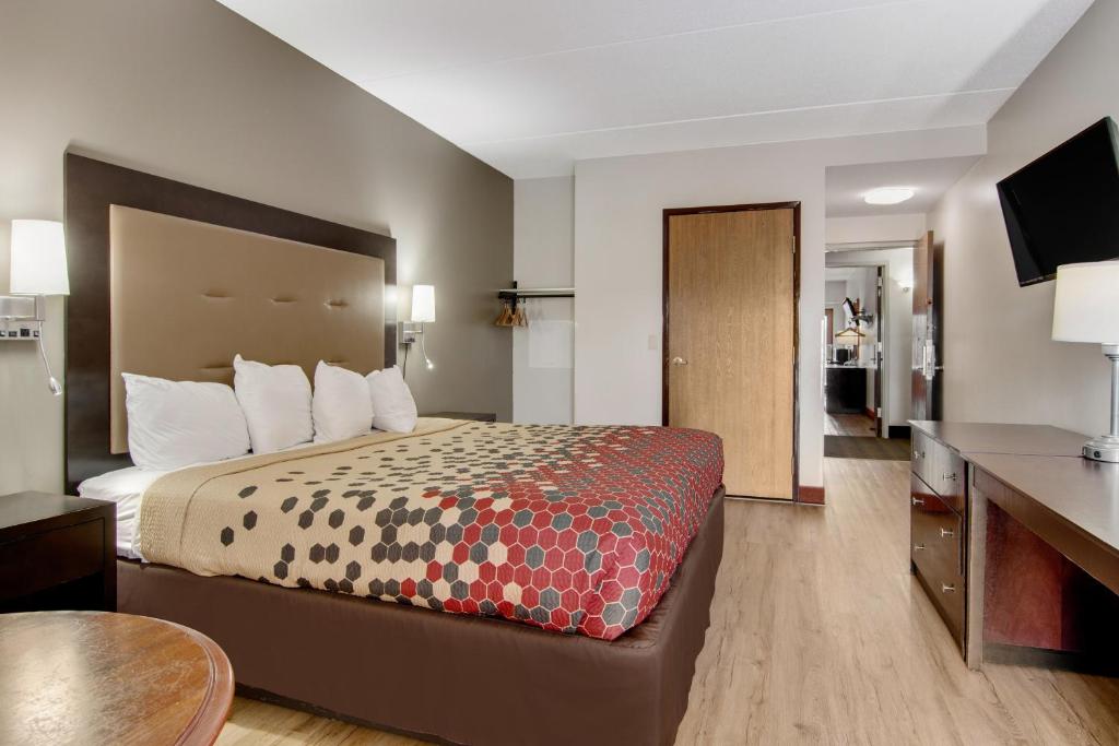 Postel nebo postele na pokoji v ubytování Econo Lodge Cadillac by Choice