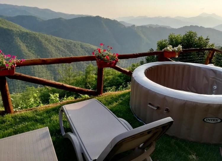 uma banheira sentada no topo de uma montanha em Home Holidays Crasciana, con terrazza vista sulle Alpi Apuane. em Crasciana