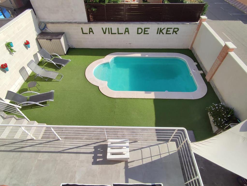 an overhead view of a swimming pool with lounge chairs at "La Villa de Iker" con Piscina, Barbacoa y a 10 mint de Puy du Fou in Argés