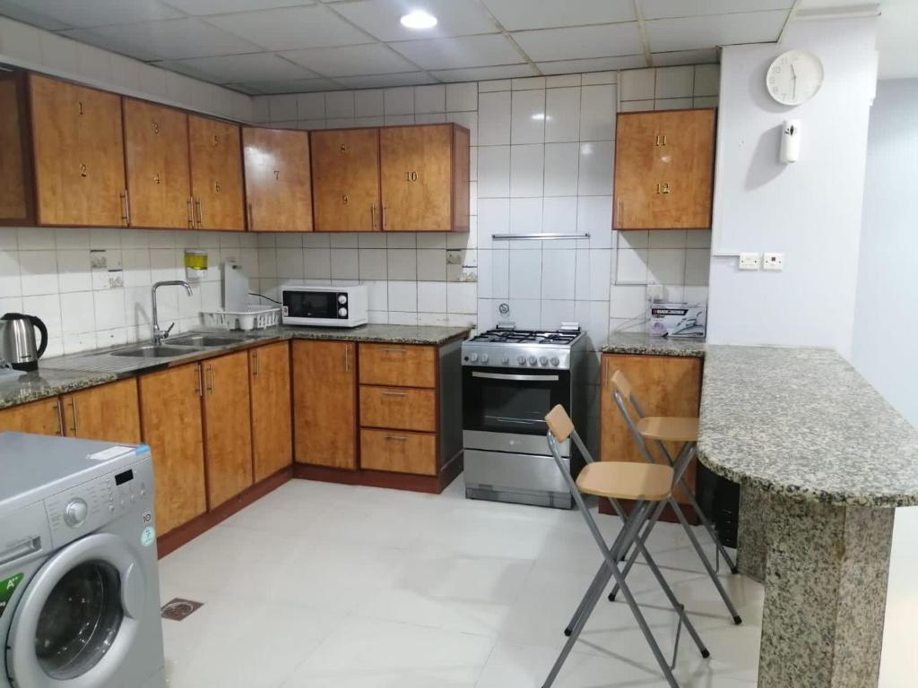 Kuchyň nebo kuchyňský kout v ubytování AlBarsha 1 Hostel by PHM
