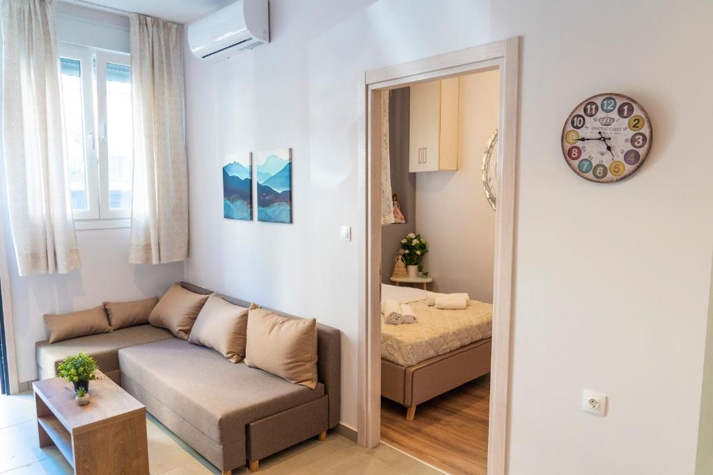 ein Wohnzimmer mit einem Sofa und einem Bett in der Unterkunft @LAKE STUDIO in Ioannina