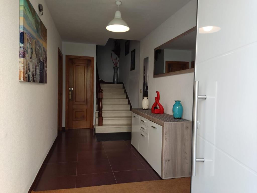 ein Flur mit einer Treppe in einem Haus in der Unterkunft PRECIOSA CASA DE 4 HABITACIONES EN PLENO CORAZÓN DEL CAMINO DE SANTIAGO! in Palas de Rei