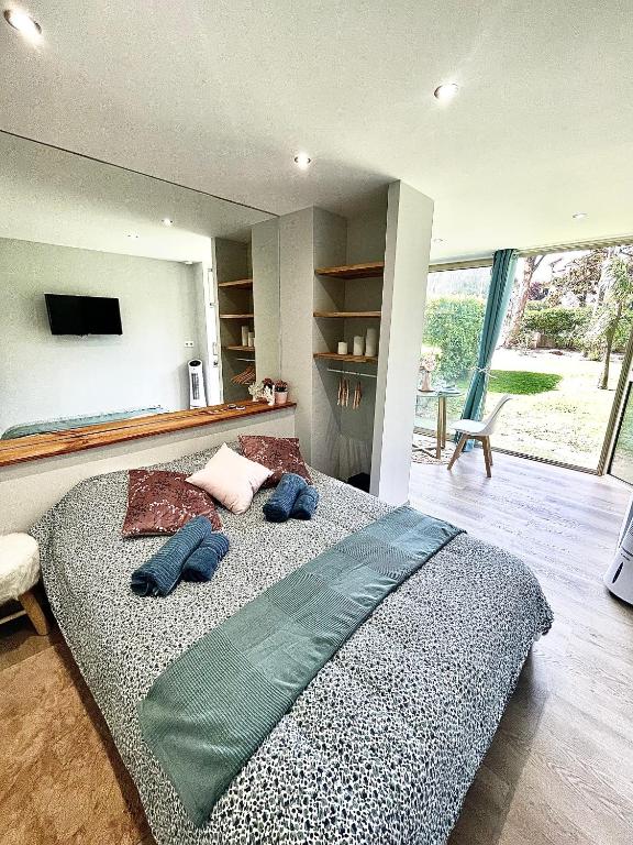 une chambre avec un lit avec deux oreillers dessus dans l'établissement STUDIO PALM BEACH CANNES, à Cannes