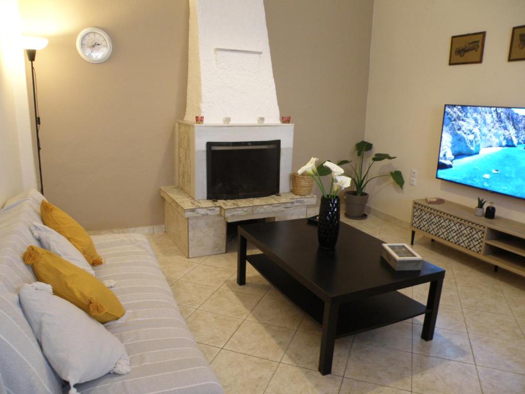 TV a/nebo společenská místnost v ubytování Sette Isole Countryside Retreat Near Egremni Beach