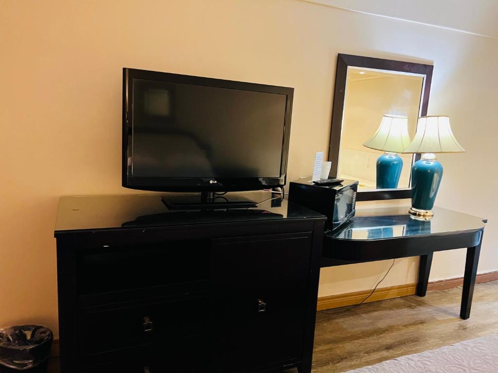 TV a/nebo společenská místnost v ubytování Sunset Inn
