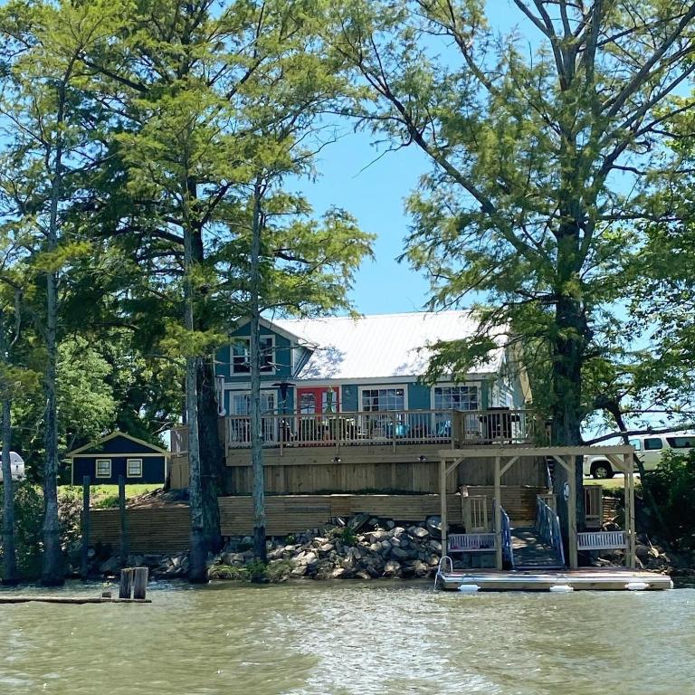 Stunning Lakefront Getaway on Moon Lake, Lula (updated prices 2024)