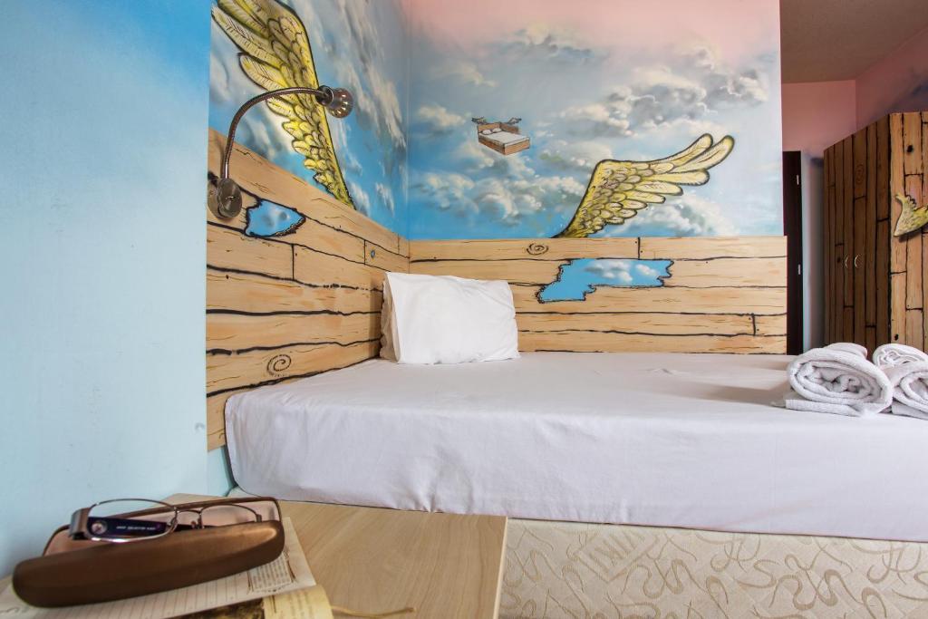 A bed or beds in a room at Art Hotel Simona