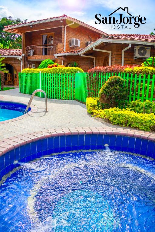 Bazén v ubytování Hostal San Jorge nebo v jeho okolí