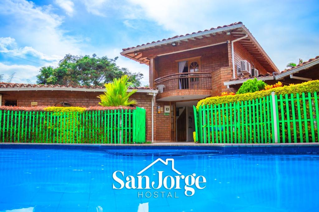 Bazén v ubytování Hostal San Jorge nebo v jeho okolí