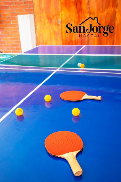 Tenis a/nebo squash v ubytování Hostal San Jorge nebo okolí