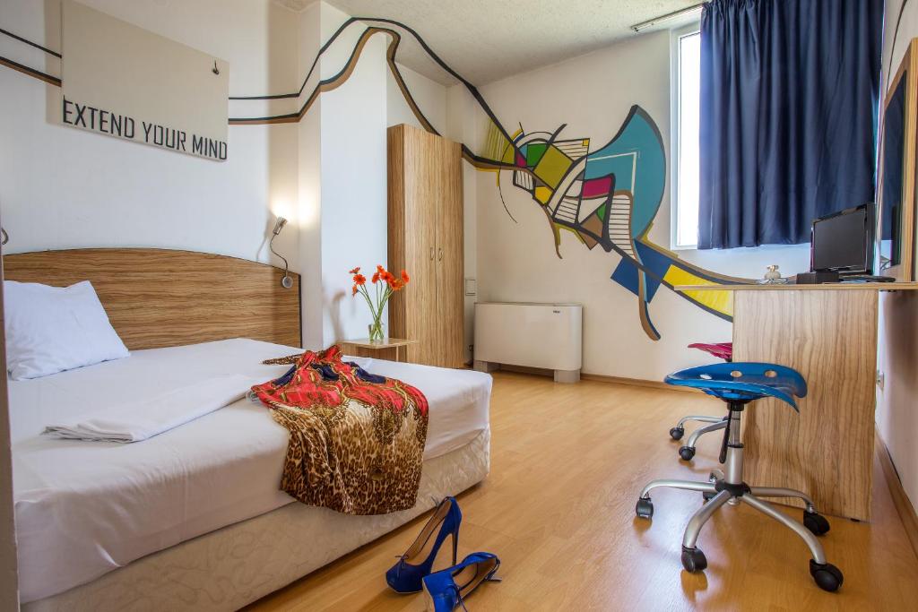A bed or beds in a room at Art Hotel Simona
