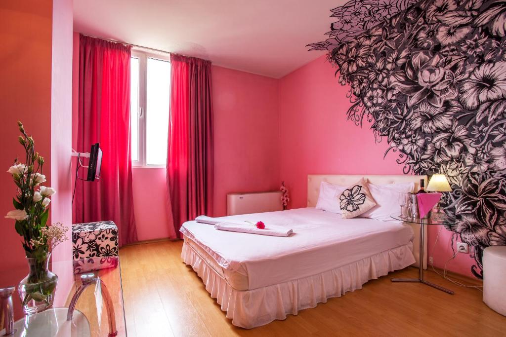 A bed or beds in a room at Art Hotel Simona