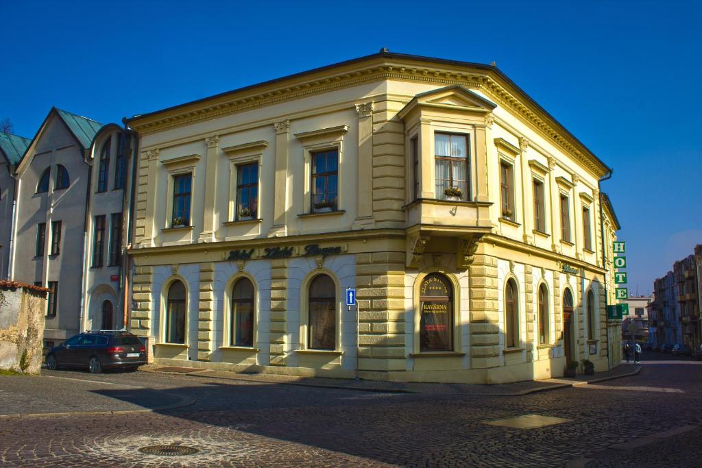 a large stone building on the corner of a street at Hotel Zlatá Stoupa in Kutná Hora