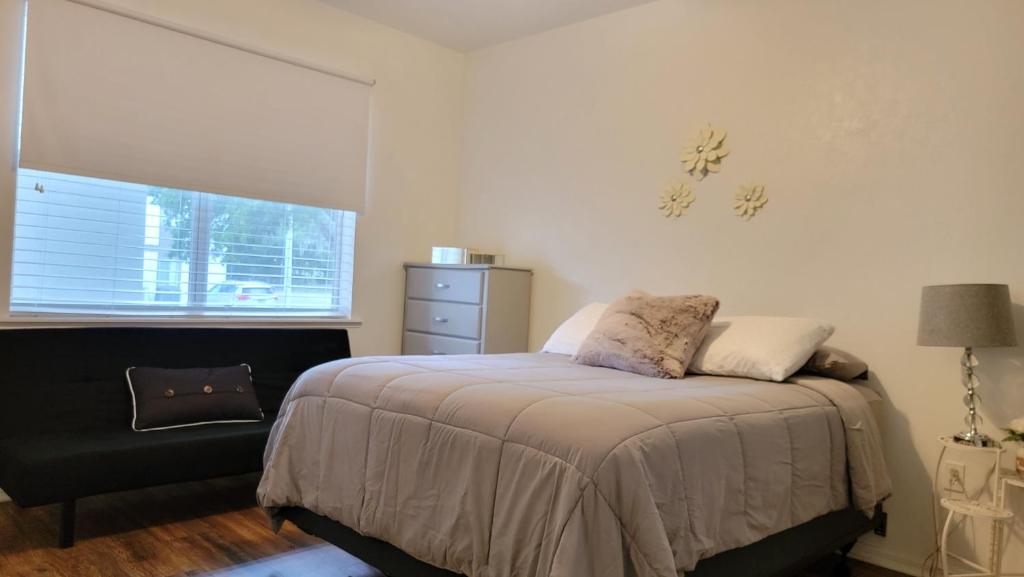 sypialnia z łóżkiem i oknem w obiekcie 2 Master Suite Apartment near North Florida Regional Med, UF Health, & Mall w mieście Gainesville