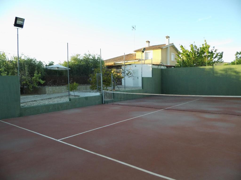 Tenis a/nebo squash v ubytování Villa María - Pista de Padel y Piscina nebo okolí