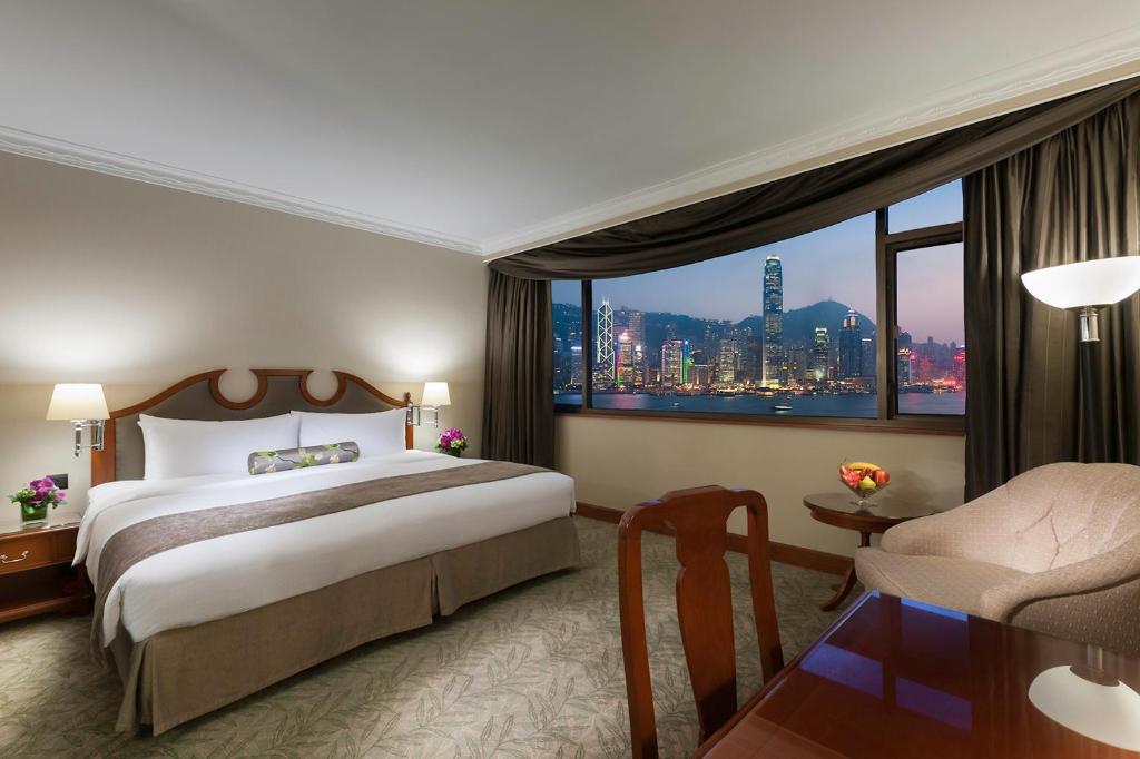 Postel nebo postele na pokoji v ubytování Marco Polo Hongkong Hotel