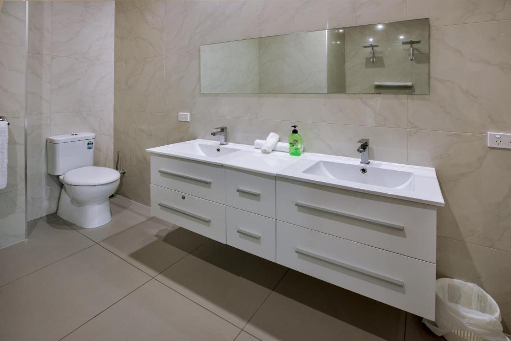 Koupelna v ubytování LUXURY Apartment Studio PORT DOUGLAS 65 SQ MTRS and Bath