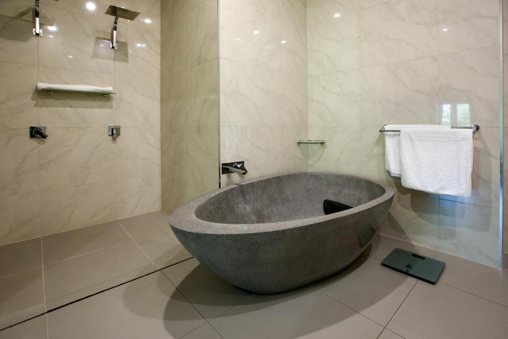 Koupelna v ubytování LUXURY Apartment Studio PORT DOUGLAS 65 SQ MTRS and Bath