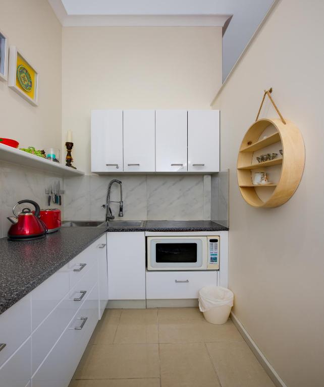 Kuchyň nebo kuchyňský kout v ubytování LUXURY Apartment Studio PORT DOUGLAS 65 SQ MTRS and Bath